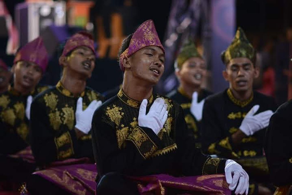 Penampilan dikee pam panga oleh para pemuda dari Kabupaten Aceh Jaya, Provinsi Aceh. Dikee pam panga kini telah ditetapkan sebagai warisan budaya tak benda oleh Kementerian Pendidikan, Kebudayaan, Riset dan Teknologi pada 1 Oktober 2022.