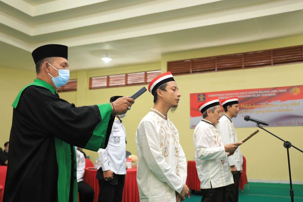 Tiga napi terorisme berikrar setia kepada NKRI di Lapas Kelas I Surabaya di Porong, Sidoarjo, Jumat (18/2/2022).