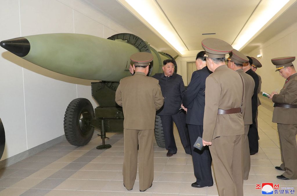 Foto yang diambil pada 27 Maret 2023 dan dirilis oleh kantor berita resmi Korea Utara, KCNA, pada 28 Maret 2023 ini menunjukkan pemimpin Korut Kim Jong Un (kedua dari kiri) menginspeksi proyek persenjataan nuklir di lokasi yang tidak diketahui di Korut. 