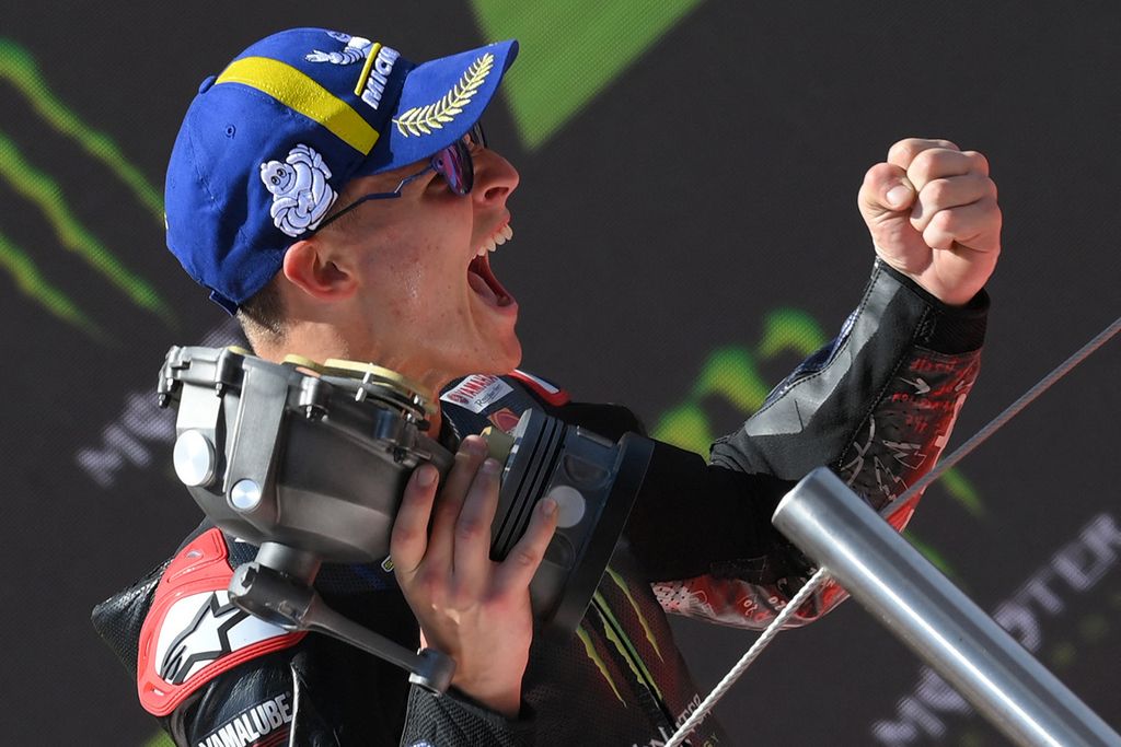 Pebalap Yamaha, Fabio Quartararo, merayakan keberhasilannya finis pertama pada balapan MotoGP seri Catalunya di Montmelo, Spanyol, Minggu (5/6/2022). 