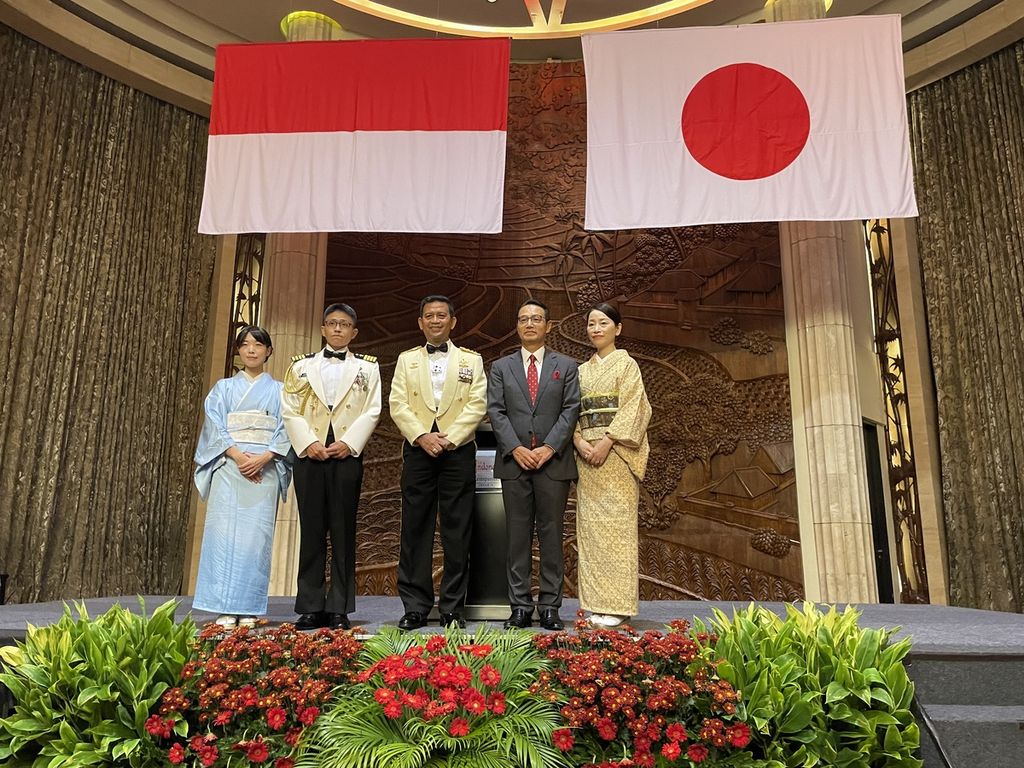 Duta Besar Jepang untuk Indonesia, Kanasugi Kenji, bersama Atase Pertahanan Jepang, Mizuno Hidenori, berfoto bersama dalam resepsi Hari Pasukan Bela Diri Jepang, Jumat (16/12/2022), di Jakarta.