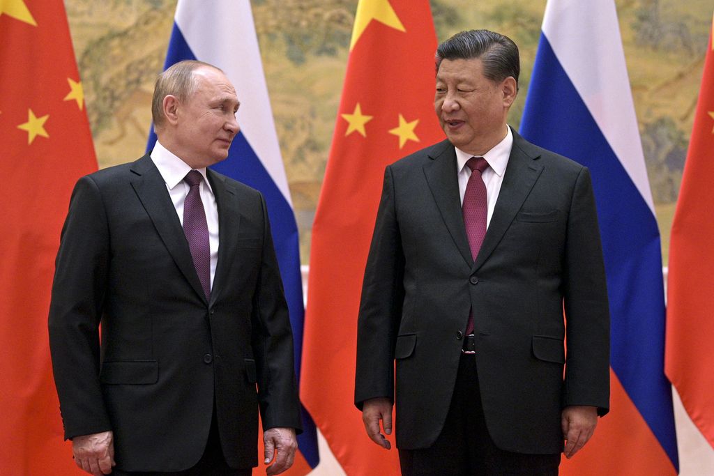 Presiden China Xi Jinping (kanan) dan Presiden Rusia Vladimir Putin berbincang-bincang dalam pertemuan mereka di Beijing, China, Jumat (4/2/2022).