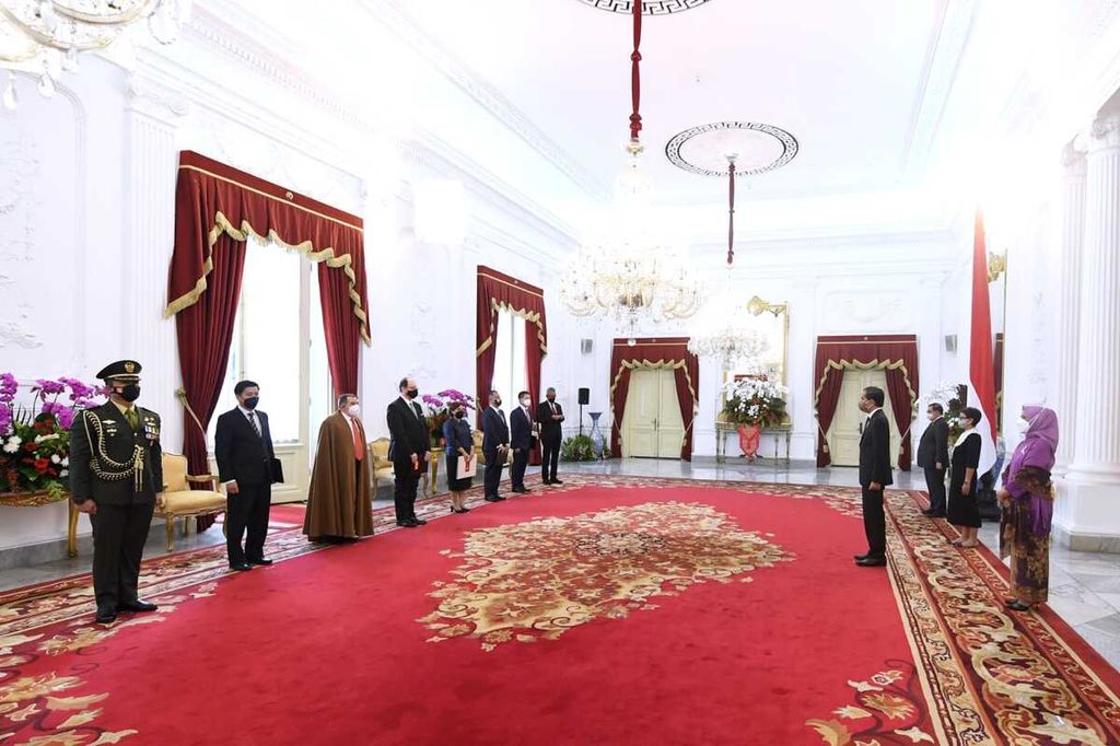 Presiden Joko Widodo didampingi Ibu Iriana Joko Widodo menerima surat kepercayaan dari enam duta besar luar biasa dan berkuasa penuh negara-negara sahabat di Ruang Kredensial, Istana Merdeka, Jakarta, Rabu (2/3/2022). 