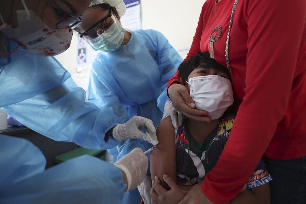 Petugas medis menyuntikkan vaksin Sinovac kepada salah seorang anak laki-laki di pusat kesehatan Samrong Krom, Phnom Penh, Kamboja, Jumat (17/9/2021). Perdana Menteri Kamboja Hun Sen mengumumkan dimulainya kampanye nasional untuk memberikan vaksinasi Covid-19 kepada anak-anak antara usia 6 tahun dan 11 tahun. 