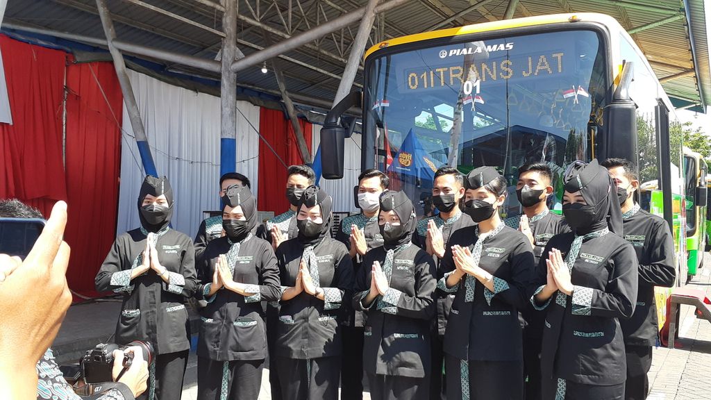 Para kru bus Trans Jatim bersiap melayani masyarakat. Bus ini mulai dioperasikan untuk melayani transportasi umum di wilayah aglomerasi Surabaya, Sidoarjo, dan Gresik, Jumat (19/8/2022). 