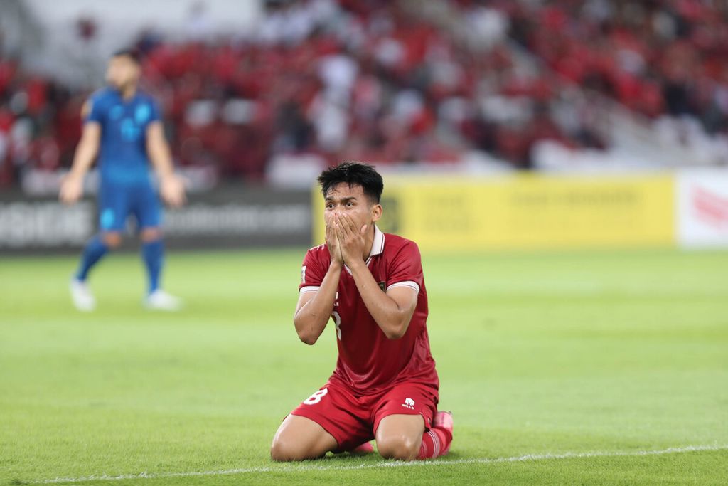Ekspresi tidak percaya penyerang timnas Indonesia, Witan Sulaeman, setelah bola yang disepaknya melenceng di sisi kanan gawang Thailand pada laga ketiga Grup A Piala AFF 2022 di Stadion Utama Gelora Bung Karno Jakarta, Kamis (29/12/2022).