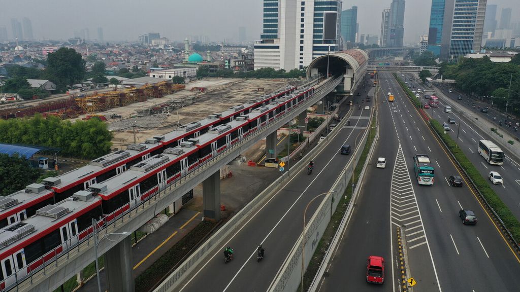 Kereta LRT Jabodebek diletakkan di sekitar Stasiun LRT Pancoran, Jakarta Selatan, Minggu (28/1/2022). Progres LRT Jabodebek telah mencapai 88,69 persen dan ditargetkan dapat beroperasi pada Agustus 2022. Pengoperasian LRT Jabodebek dilakukan secara otomatis tanpa masinis dan beroperasi mengikuti jadwal yang telah diunggah ke sistem peryinyalan di pusat kendali operasi. 