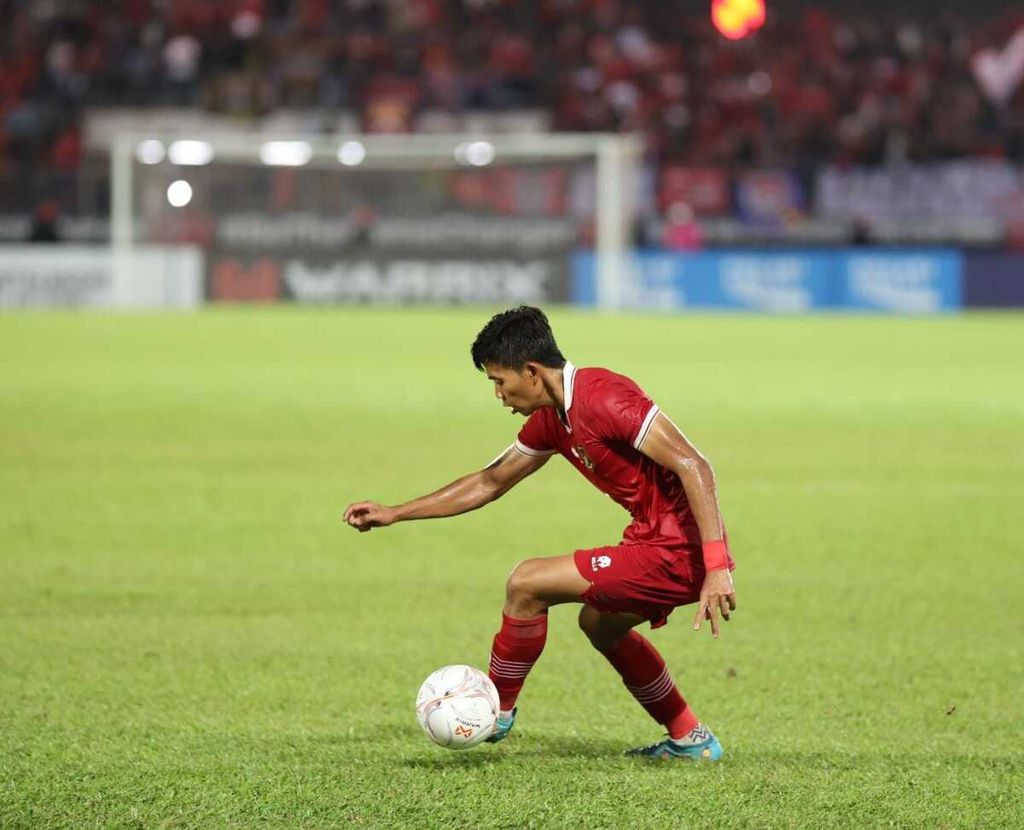 Pemain timnas Indonesia, Edo Febriyansah, menggiring bola di pertahanan Brunei Darussalam pada laga penyisihan grup Piala AFF di Stadion Kuala Lumpur, Malaysia, Senin (26/12/2022). Indonesia menang 7-0 pada laga itu.