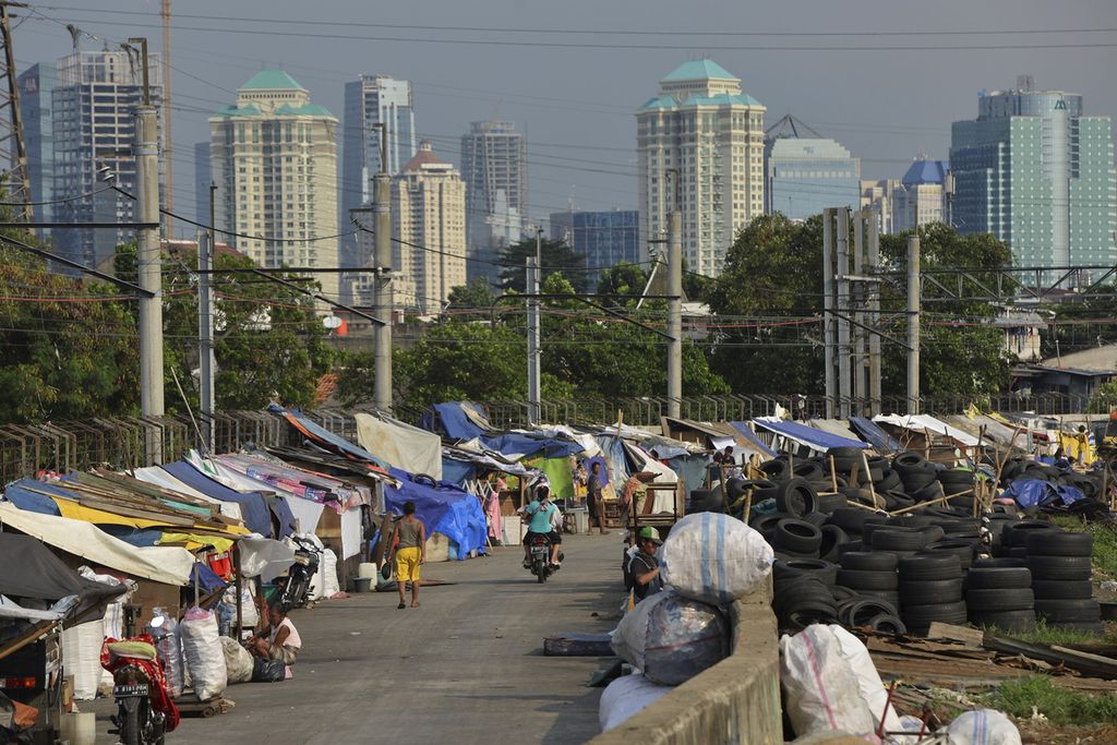 Tenda-tenda semi permanen dengan latar gedung-gedung bertingkat di Jalan Tenaga Listrik, Tanah Abang, Jakarta, Kamis (2/6). 