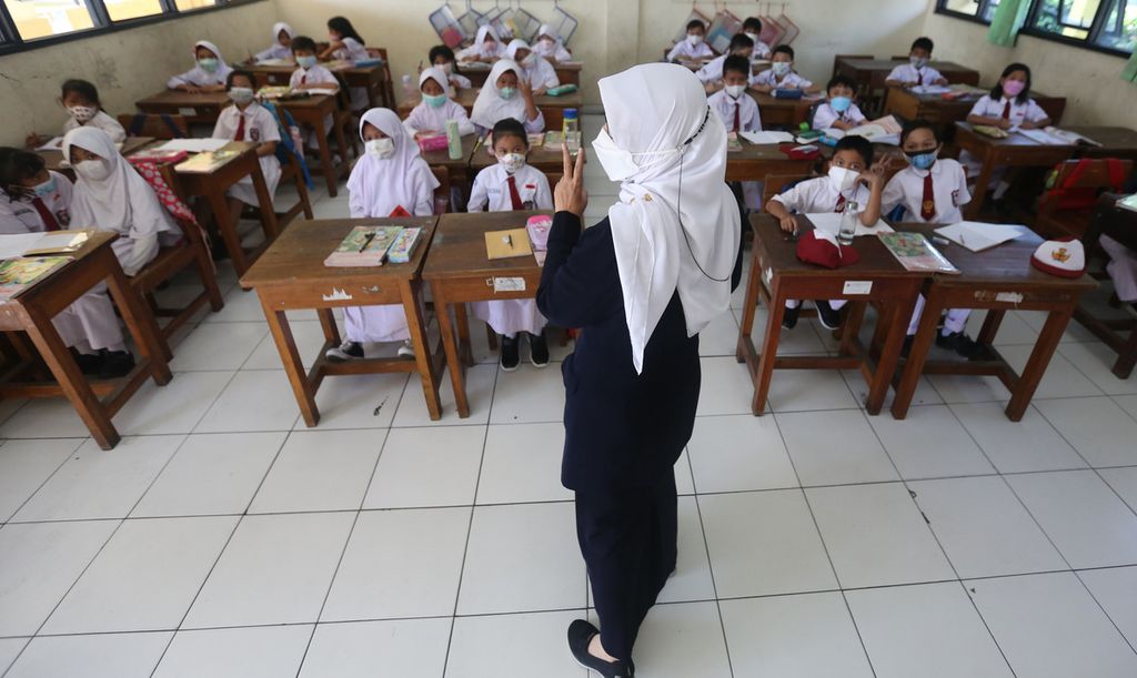Guru mengajar saat pembelajaran tatap muka (PTM) di SDN 05 Pondok Kelapa, Jakarta Timur, Senin (3/1/2022). Mulai Jumat (4/2/2022), seluruh sekolah di DKI Jakarta menggelar pembelajaran tatap muka terbatas.