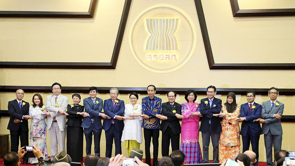 Presiden Joko Widodo (berbaju batik), Menteri Luar Negeri RI Retno LP Marsudi (ketujuh dari kiri), Sekretaris Jenderal ASEAN Le Luong Minh (keenam dari kiri), serta perwakilan negara anggota ASEAN berfoto bersama dalam acara Peringatan Hari Jadi Ke-50 ASEAN di Kantor Sekretariat ASEAN, Jakarta, Jumat (11/8/2017). Dalam acara itu, Presiden ingin ASEAN tetap menjaga kesatuan dan sentralitas.