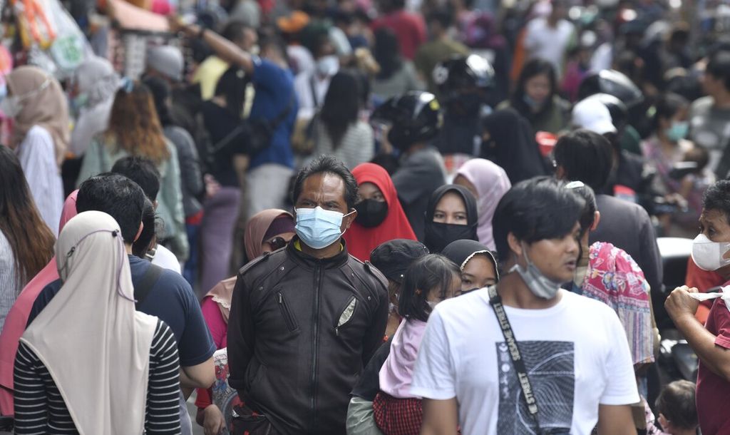 Warga memadati kawasan Pasar Asemka, Jakarta Barat, Minggu (27/2/2022).