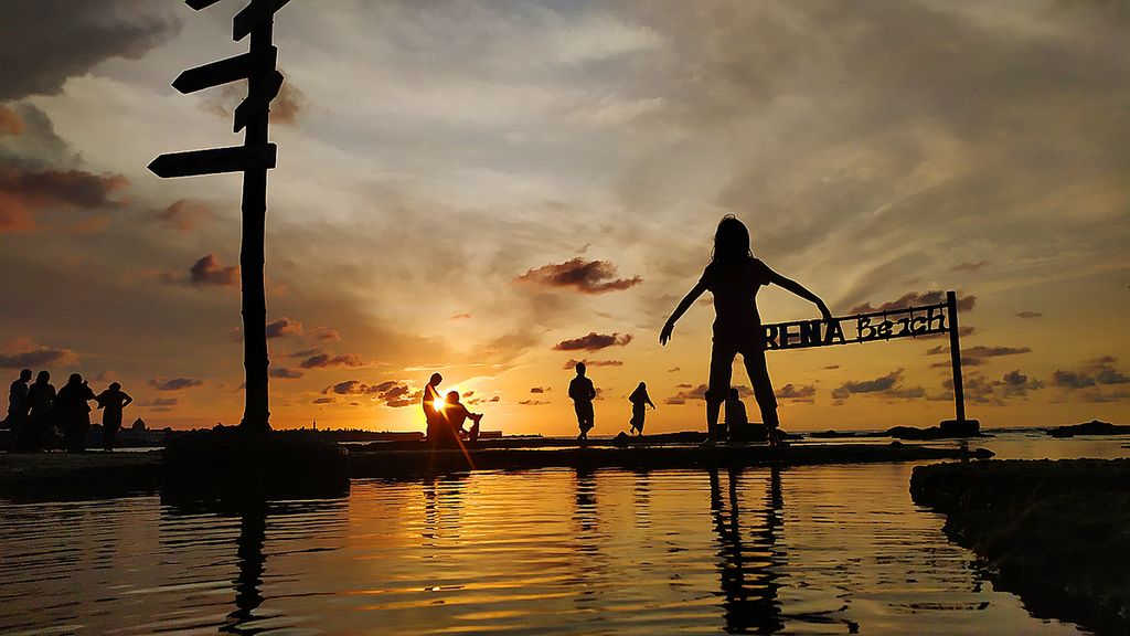 Pelancong menikmati pantai Lorena di Paciran, Lamongan, Sabtu (7/5/2022). Lebaran kali ini, ratusan pelancong mendatangi pantai ini setelah dua tahun dilarang jalan-jalan karena pandemi. 