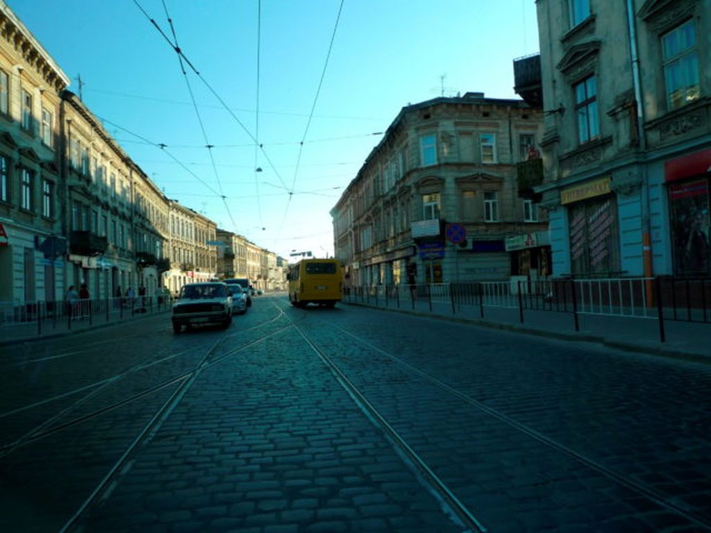 Eksotisme Kota Lviv - Bangunan-bangunan tua yang mengapit ruas-ruas jalan yang berupa batu-batuan yang ditata-rapi memberikan nuansa eksotis pada Lviv, salah satu kota tuan rumah Piala Eropa 2012 di Ukraina.