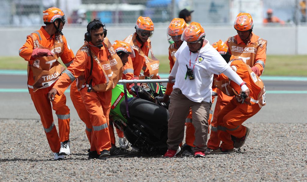 Petugas mengevakuasi motor pebalap Kawasaki Racing Team WorldBSK, Alex Lowes, setelah kecelakaan pada sesi balapan <i>superpool</i> WSBK Mandalika 2023 di Sirkuit Internasional Jalan Raya Pertamina Mandalika di Kuta, Pujut, Lombok Tengah, Nusa Tenggara Barat, Minggu (5/3/3023).