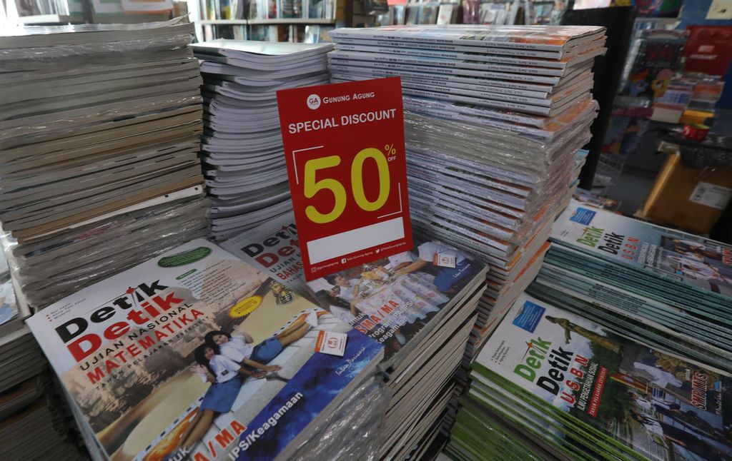 Potongan harga pada sebagian produk buku yang dijual di Toko Buku Gunung Agung di kawasan Kwitang, Jakarta Pusat, Senin (22/5/2023). 