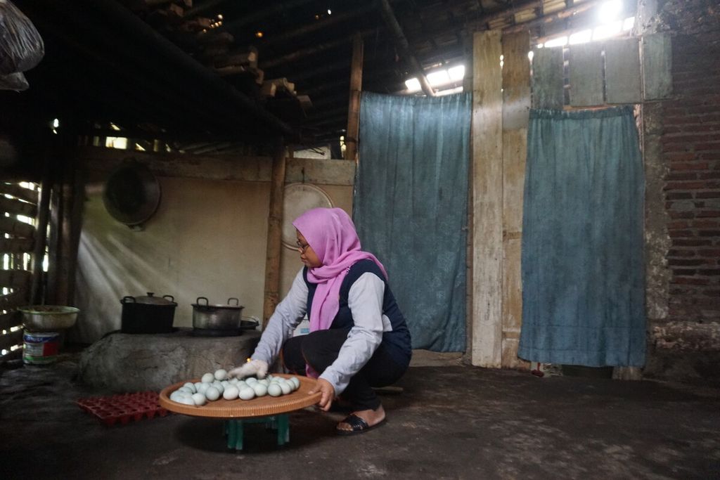 Susianty (37) menata telur asin hasil produksi dari kelompok usaha bersama (Kube) Prabawa 1 di rumahnya di Desa Karangtengah, Baturraden, Banyumas, Jawa Tengah, Kamis (6/10/2022).
