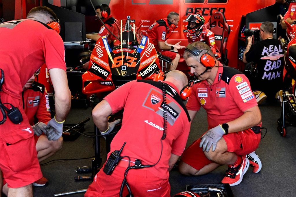 Mekanik tim Ducati menyiapkan motor pebalap Francesco Bagnaia saat berlangsungnya sesi latihan bebas kedua MotoGP seri Valencia di Sirkuit Ricardo Tormo, Cheste, Jumat (4/11/2022).