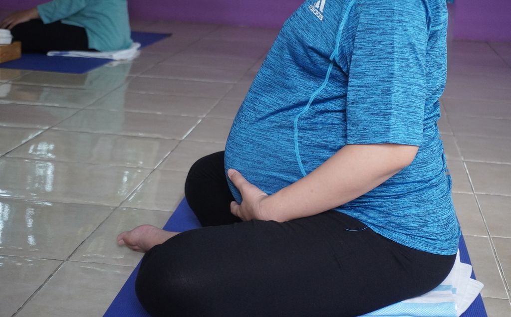 Seorang ibu hamil mengikuti kelas prenatal yoga di Klinik Ngesti Widodo, Kecamatan Ungaran Timur, Kabupaten Semarang, Jawa Tengah, Sabtu (9/4/2022). Dalam prenatal yoga, para ibu hamil diajari mempersiapkan persalinan yang normal dan dilatih teknik pernapasan supaya lebih rileks saat menghadapi persalinan.