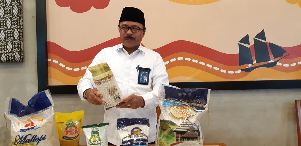 Kepala Divre Bulog Sulselbar Bakhtiar AS menunjukkan salah satu produk Bulog di Makassar, Sulawesi Selatan, Selasa (25/1/2022).