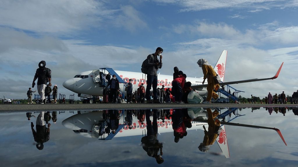 Penumpang turun di Bandar Udara Mopah, Kabupaten Merauke, Papua, Senin (7/11/2022). 