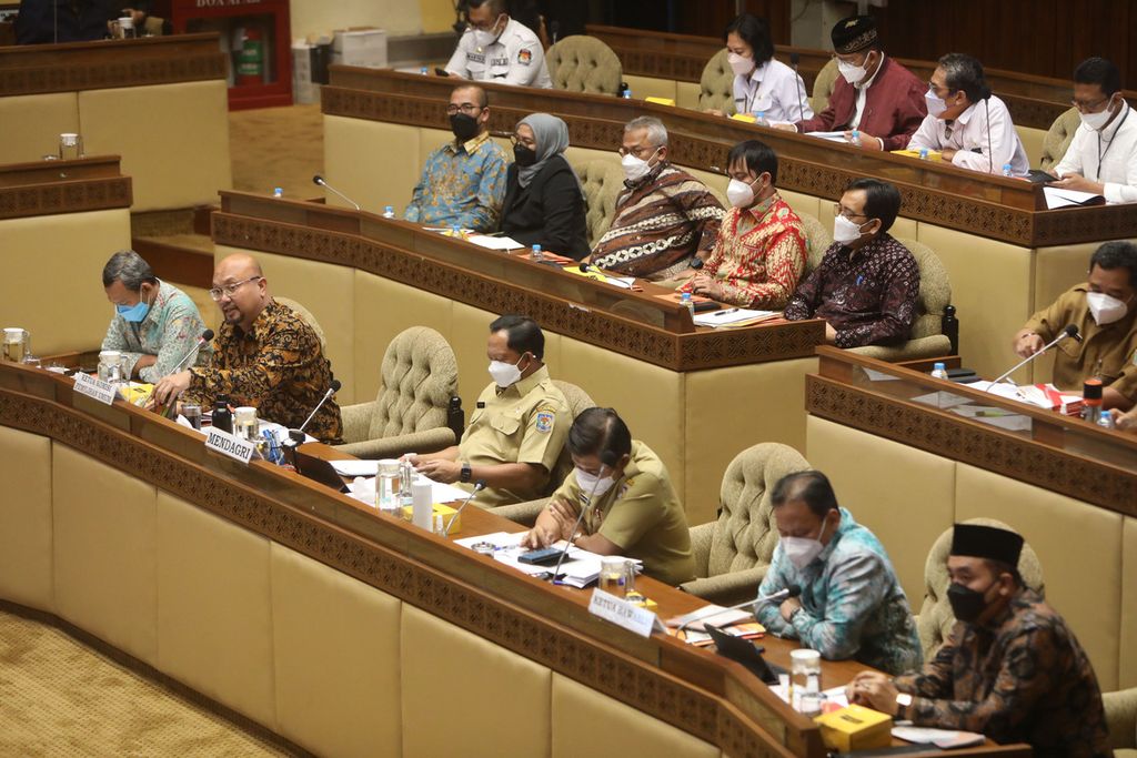 Rapat bersama antara KPU, Bawaslu, dan Kementerian Dalam Negeri dengan Komisi II DPR membahas penetapan jadwal pemilu serentak tahun 2024 di Kompleks Gedung Parlemen, Senayan, Jakarta, Senin (24/1/2022). Dalam rapat tersebut, DPR, KPU, dan pemerintah menyepakati Pemilu 2024 digelar pada 14 Februari 2024.