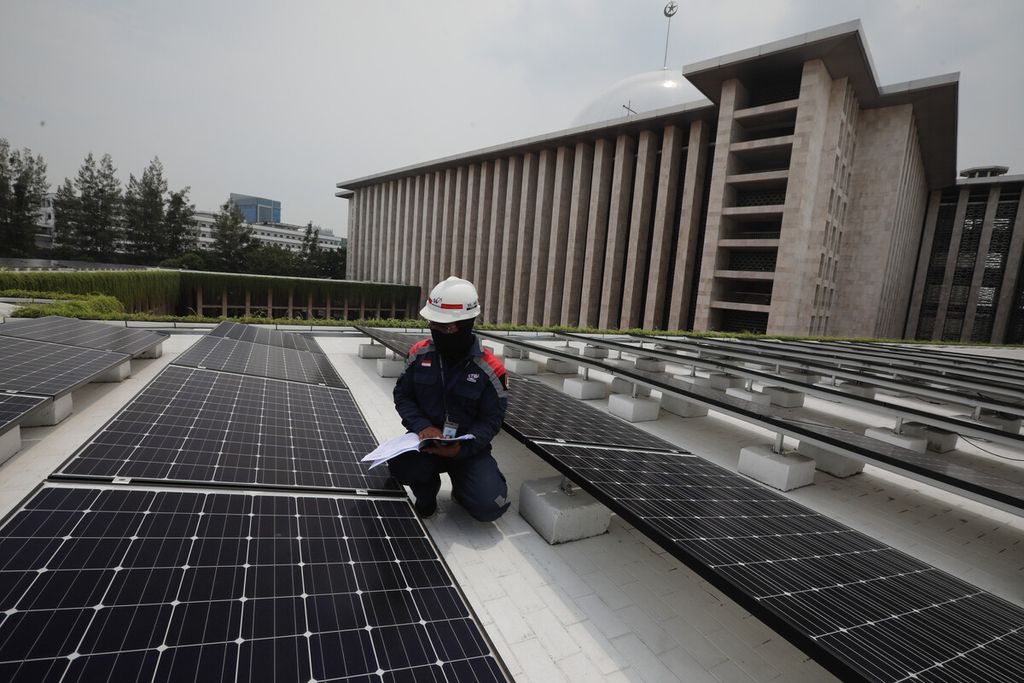 Teknisi melakukan pemeriksaan akhir instalasi panel surya di Masjid Istiqlal, Jakarta, Kamis (3/9/2020). 