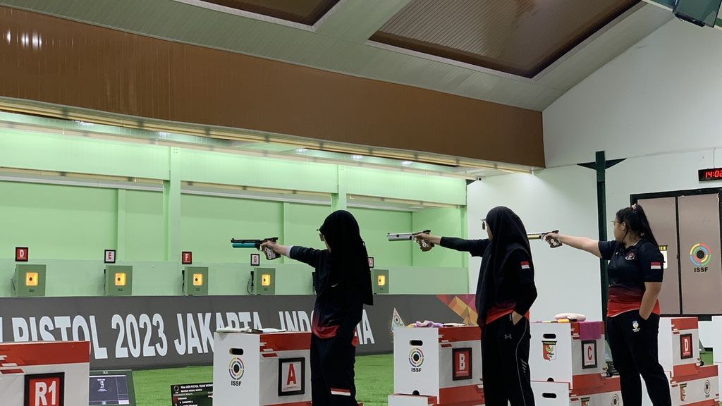 Petembak Indonesia Indonesia saat tampil di babak final nomor 10 meter pistol angin beregu putri di Piala Dunia Menembak Senapan dan Pistol ISSF 2023 di Jakarta, Rabu (1/2/2023). Tim yang beranggotakan Lily Sulistyadewi Tirtjajaya (21), Arista Perdana Putri Darmoyo (17), dan paling belia Rihadatul Asyifa (13) berhasil menyabet medali perunggu, usai mengalahkan Kazakhstan, 16-2.