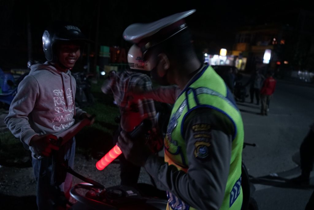 Polisi melakukan razia terhadap pengendara dalam upaya penciptaan keamanan setelah aksi teror di Kendari, Sulawesi Tenggara, Rabu (18/5/2022) dini hari. Satu komplotan yang melakukan aksi teror ditangkap. Polisi dituntut mengungkap motif utama dan kemungkinan adanya dalang dari kejadian ini.