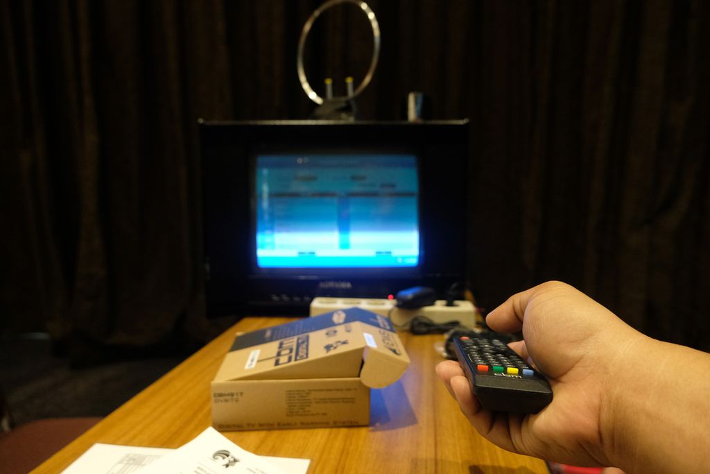Petugas posko pengaduan mengecek <i>set top box</i> (STB) televisi digital yang akan diberikan kepada warga di The Akmani Hotel, Jakarta Pusat, Jumat (4/11/2022). 