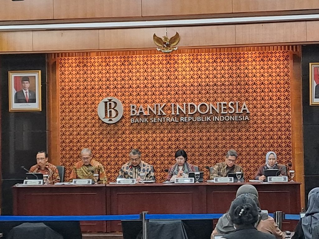 Governor of Bank Indonesia (BI) Perry Warjiyo (third from left) gives a statement at a press conference on the results of the January 2023 BI Board of Governors Meeting, Jakarta, Thursday (19/1/2023). Perry is accompanied by (left to right) Deputy Governor of BI Juda Agung, Deputy Governor of BI Dody Budi Waluyo, Senior Deputy Governor of BI Destry Damayanti, Deputy Governor Doni Primanto Joewono, and Deputy Governor Aida S Budiman.