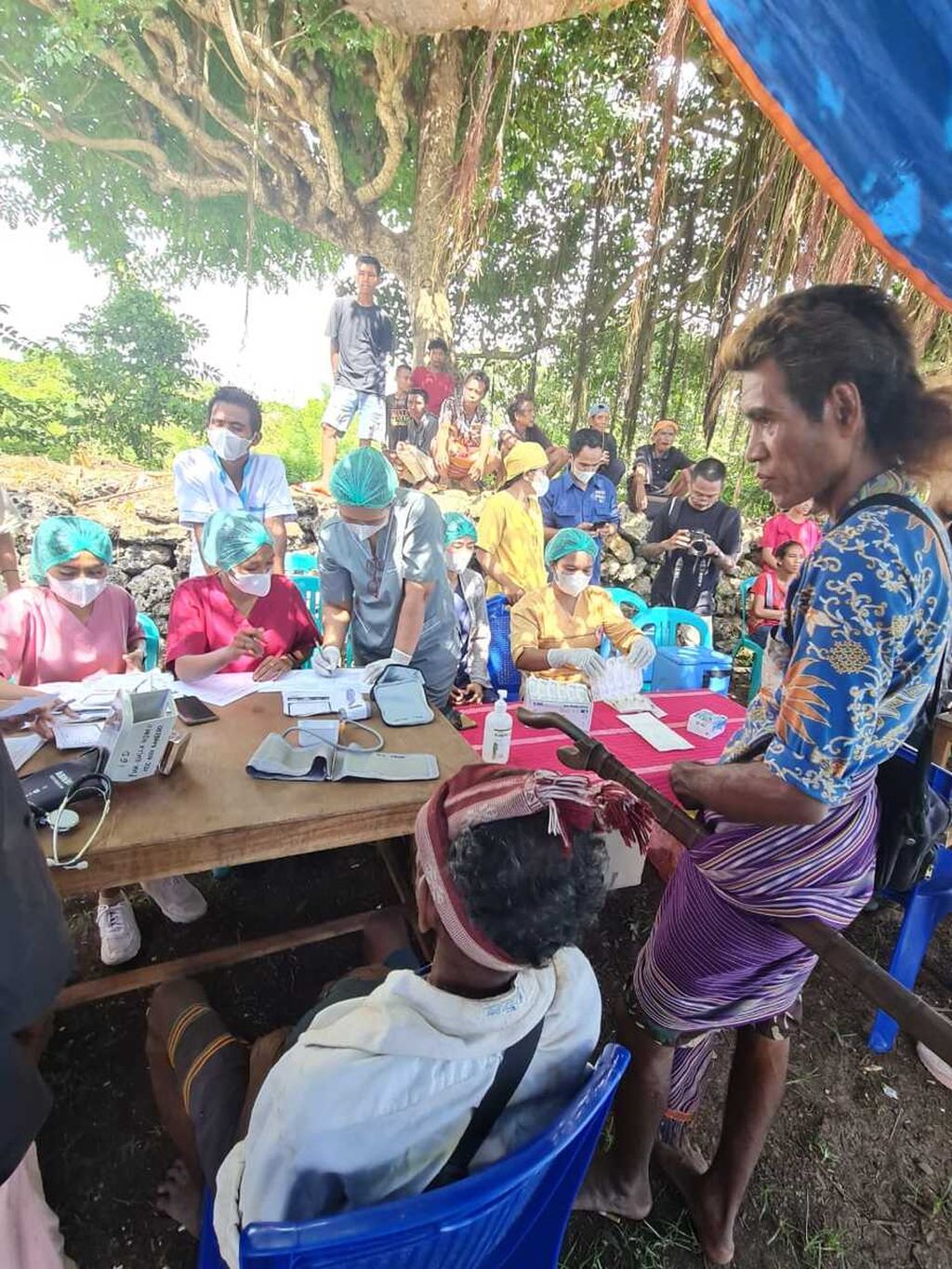 Suasana pelaksanaan Vaksinasi Covid-19 Inklusif di Kampung Adat Ratenggaro, Desa Maliti Bondo Ate, Kodi Bangedo, Sumba Barat Daya, NTT, Minggu (12/3/2023) siang. Tampak sejumlah warga lansia mendaftarkan diri pada petugas kesehatan. Program vaksinasi tersebut diselenggarakan oleh Kemitraan Australia-Indonesia untuk Ketahanan Kesehatan (AIHSP) bersama Save the Children dan Circle of Imagine Society (CIS) Timor menyasar warga lansia, penyandang disabilitas, dan warga masyarakat adat di wilayah tersebut ikut divaksin.