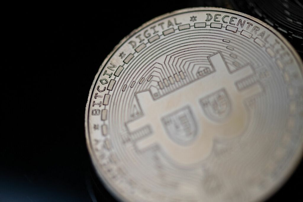 Foto <i>file </i>yang diambil pada 26 April 2021 di Paris, Perancis, menunjukkan tiruan fisik dari mata uang kripto <i>bitcoin</i>.