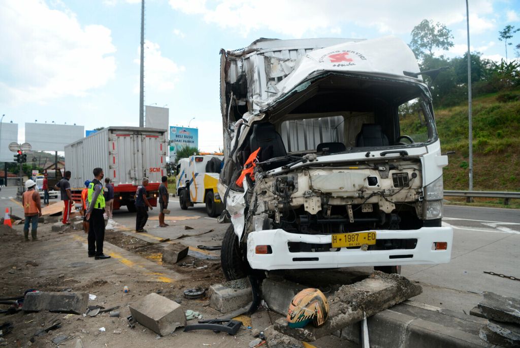 Proses evakuasi truk yang mengalami kecelakaan tunggal di pintu masuk Tol Bawen, Kecamatan Bawen, Kabupaten Semarang, Jawa Tengah, Jumat (28/8/2020). Sopir yang mengantuk menyebabkan tidak bisa mengendalikan kendaraannya hingga menabrak pembatas jalan tol. Ko