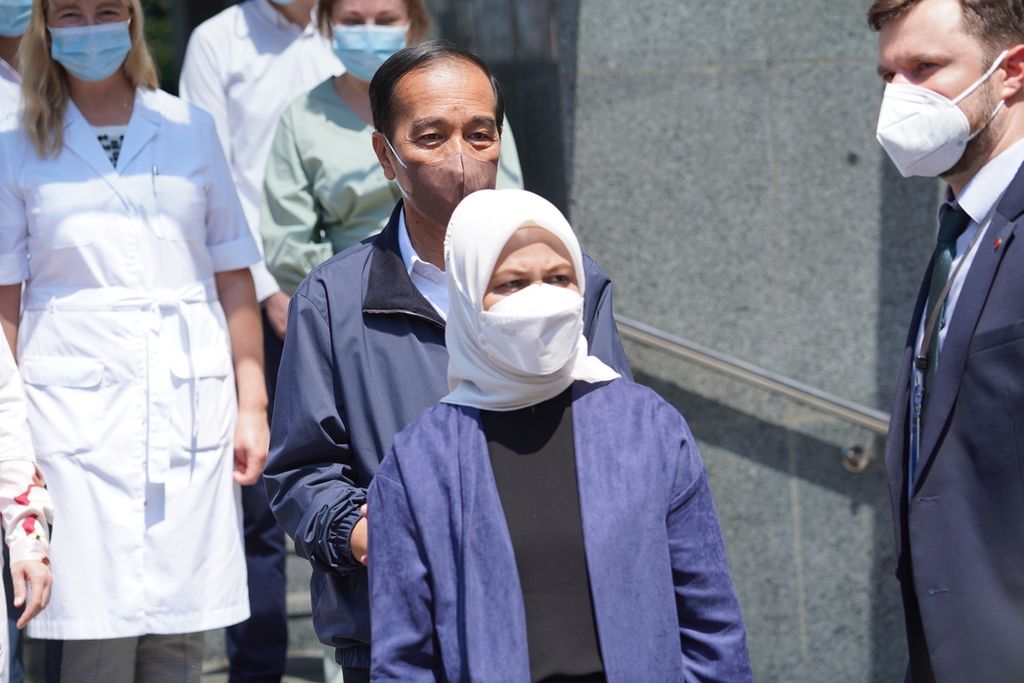 Presiden RI Joko Widodo bersama Ibu Negara Ny Iriana keluar seusai menyerahkan bantuan obat-obatan dan alat kesehatan secara simbolis kepada Rumah Sakit Pusat Ilmiah dan Bedah Endokrin, Transplantasi Organ, dan Jaringan Endokrin Ukraina, di Kota Kyiv, Ukraina, Rabu (29/6/2022). 
