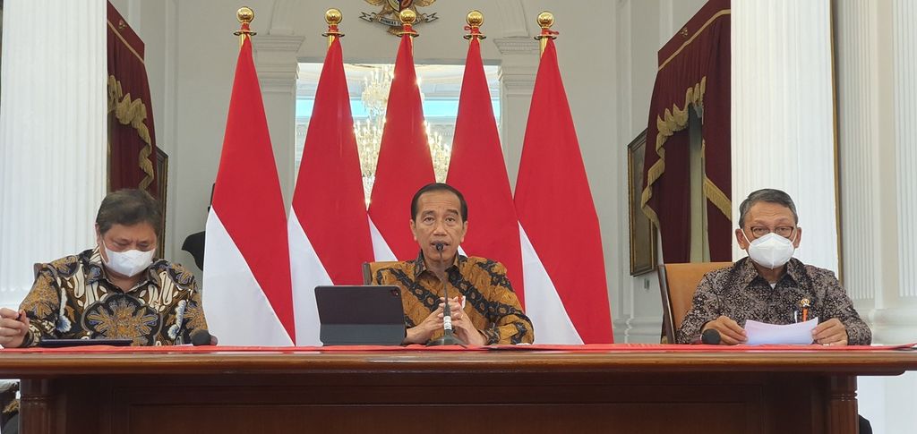 Presiden Joko Widodo memberikan keterangan kepada wartawan di Istana Merdeka, Jakarta, Rabu (21/12/2022). Menteri Koordinator Bidang Perekonomian Airlangga Hartarto (kiri) dan Menteri ESDM Arifin Tasrif (kanan) turut mendampingi. 