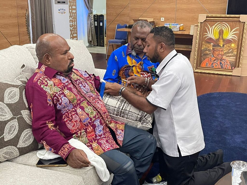 Gubernur Papua Lukas Enembe menjalani pemeriksaan oleh tim dokter di kediamannya di Kota Jayapura, 14 September 2022.