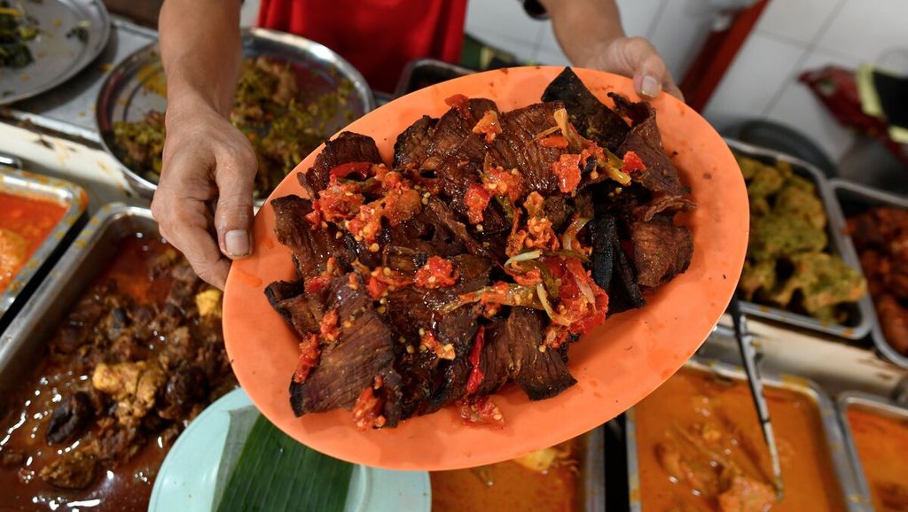 Dendeng balado salah satu menu yang banyak digemari penikmat nasi kapau di sentra kuliner nasi kapau Jalan Kramat Raya, Senen, Jakarta Pusat. 