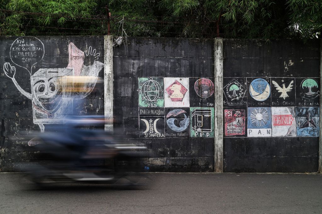 Lambang partai politik peserta Pemilu 2019 masih tergambar di sebuah tembok di kawasan Gandaria Selatan, Jakarta, Rabu (24/8/2022).