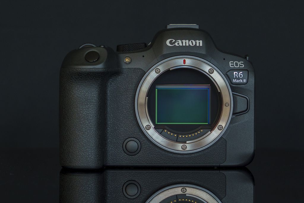Canon R6 Mark II dengan sensor CMOS <i>full-frame </i>24,2 megapiksel yang baru dikembangkan dan dipadukan dengan prosesor gambar DIGIC X terbaru. 