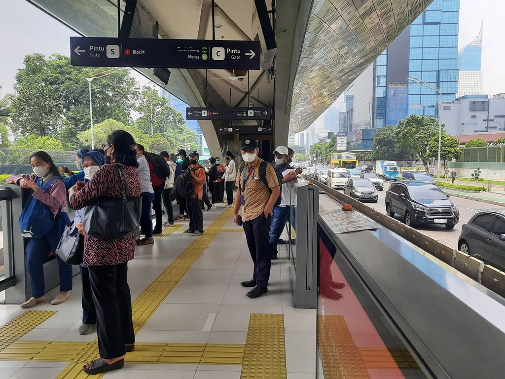 Sejumlah warga menanti Transjakarta di Halte Tosari, Jakarta, Jumat (24/3/2023) pukul 11.30. Aktivitas warga mulai meningkat meski belum setinggi sebelum memasuki bulan Ramadhan.