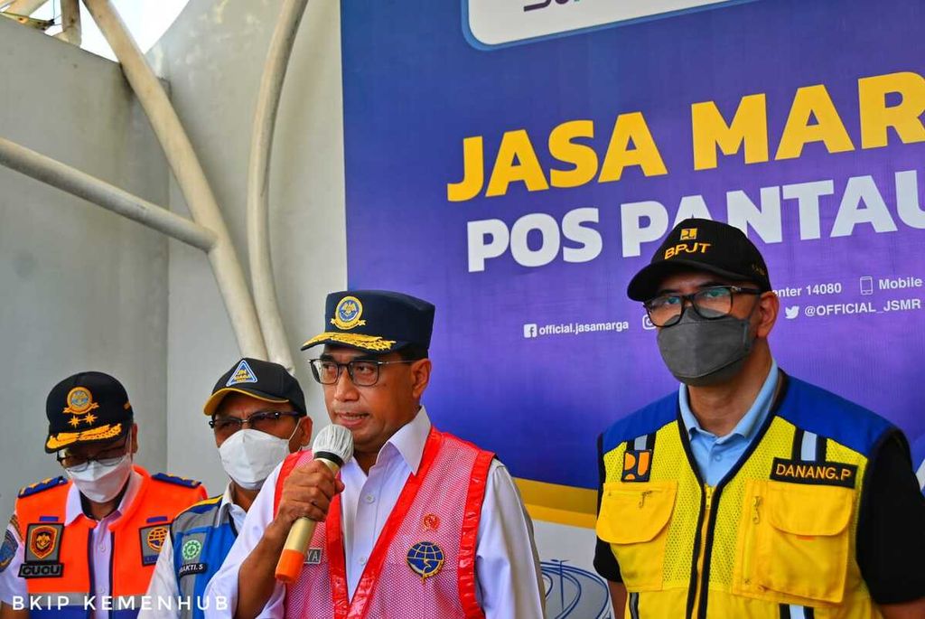 Menteri Perhubungan Budi Karya Sumadi (ketiga dari kiri) saat meninjau kondisi arus balik di Gerbang Tol Cikampek Utama Km 70, Jawa Barat, Minggu (8/5/2022). 