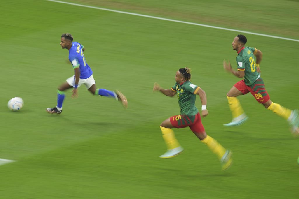 Pemain Brasil Rodrygo dikejar pemain Kamerun dalam pertandingan terakhir Grup G di Stadion Lusail, Qatar, Sabtu (3/12/2022) dini hari WIB. Brasil yang menurunkan pemain lapis kedua kalah oleh Kamerun 1-0. Meski menang, Kamerun gagal melaju ke babak 16 besar. Brasil lolos bersama Swiss yang di saat bersamaan menang 3-2 atas Serbia. 