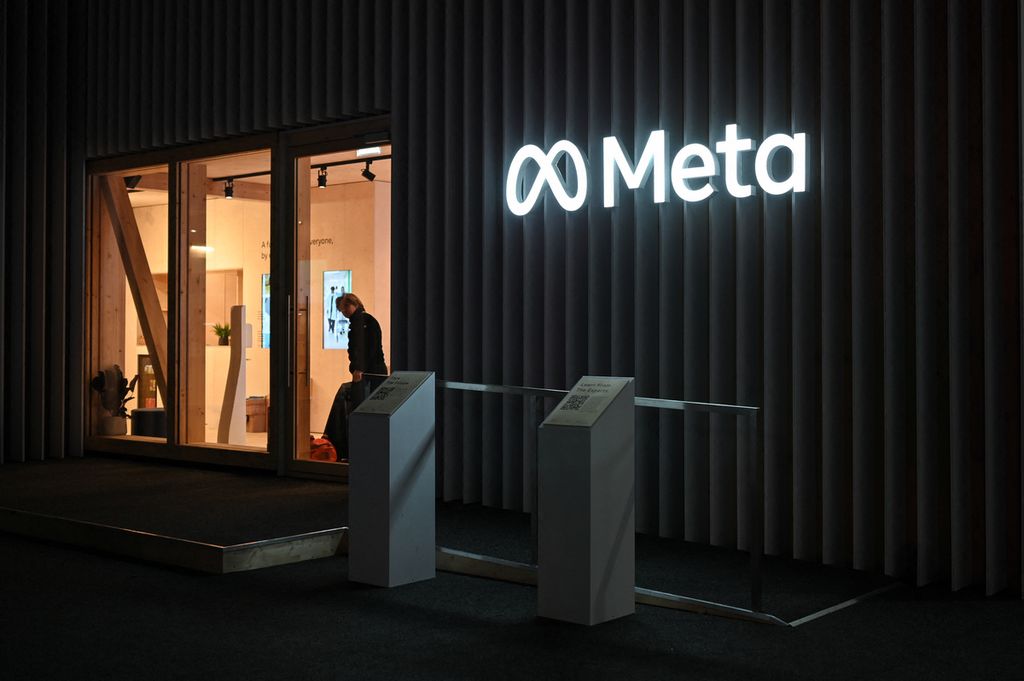 Logo perusahaan teknologi Meta terpampang di pusat pertemuan tahunan Forum Ekonomi Dunia (WEF) di Davos, Swiss, 22 Mei 2022. Definisi metaverse masih membingungkan sampai sekarang.