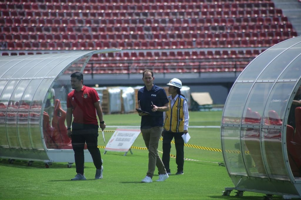 Tim FIFA melakukan inspeksi di Stadion I Wayan Dipta, Gianyar, Bali, Senin (27/3/2023). Stadion I Wayan Dipta adalah salah satu calon stadion tempat penyelenggaraan pertandingan Piala Dunia U-20 2023. Tim FIFA tetap melakukan inspeksi meskipun acara pengundian grup Piala Dunia U-20 dibatalkan oleh FIFA.