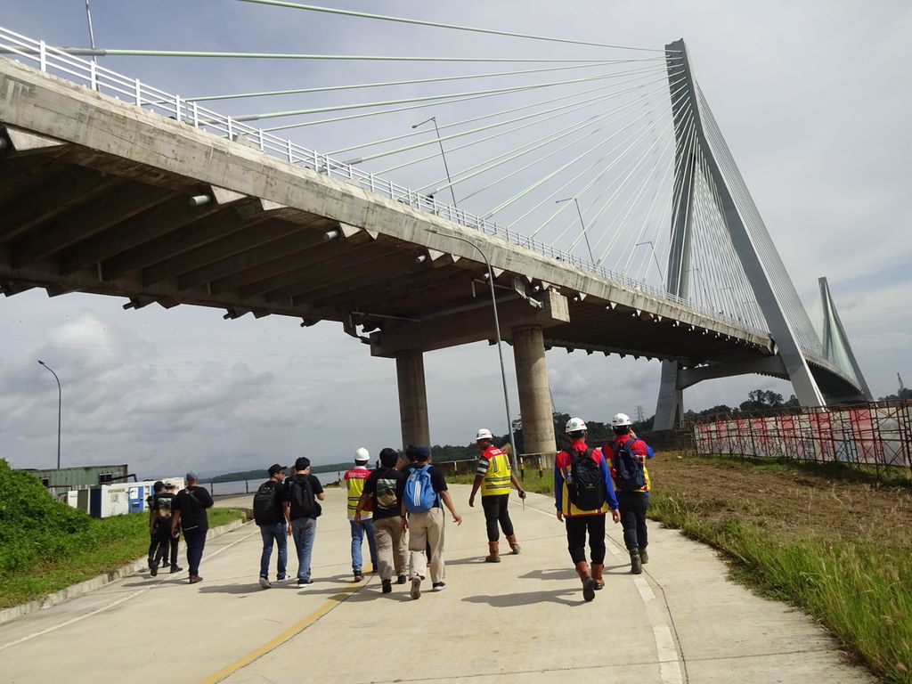 Jembatan Pulau Balang sepanjang 804 meter, Sabtu (5/11/2022), menjadi salah satu infrastruktur yang disiapkan untuk mengakses Ibu Kota Negara Nusantara di Kalimantan Timur. Jika akses jalan dari Balikpapan, Kaltim, telah terhubung dengan jembatan itu, perjalanan darat dari Balikpapan ke IKN Nusantara dapat ditempuh dalam waktu 1 jam.