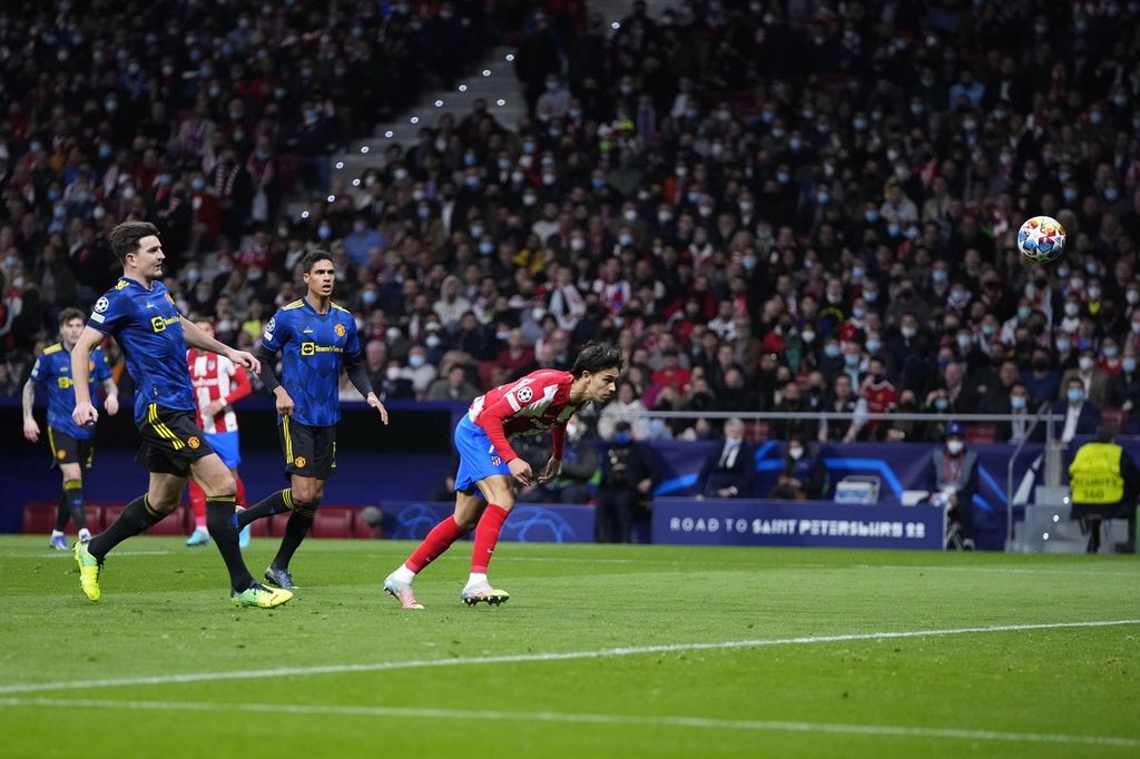 Pemain Atletico Madrid Joao Feliz (kanan) mencetak gol ke gawang Manchester United pada laga pertama babak 16 besar Liga Champions di Stadion Wanda Metropolitano, Madrid, Kamis (24/2/2022) dini hari WIB. Laga berakhir imbang 1-1. 