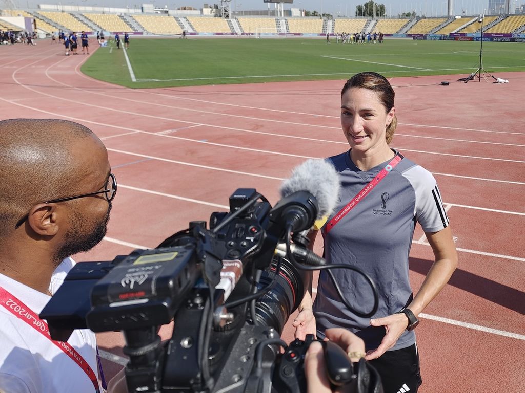 Perempuan asisten wasit, Kathryn Nesbitt, menjawab pertanyaan media di area <i>mixed zone</i> Stadion Qatar Sports Club, Jumat (18/11/2022). Nesbitt adalah salah satu dari enam perempuan ofisial pertandingan yang akan mencetak sejarah di Piala Dunia 2022.