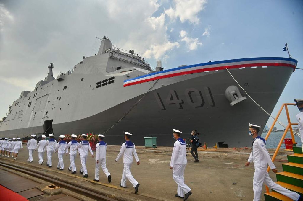 Kapal perang amfibi Taiwan, Yu Shan bersandar di pelabuhan Kaohsiung, Jumat (30/9/2022). Kapal buatan galangan lokal itu diresmikan pengoperasiannya oleh Presiden Taiwan, Tsai Ing-wen.