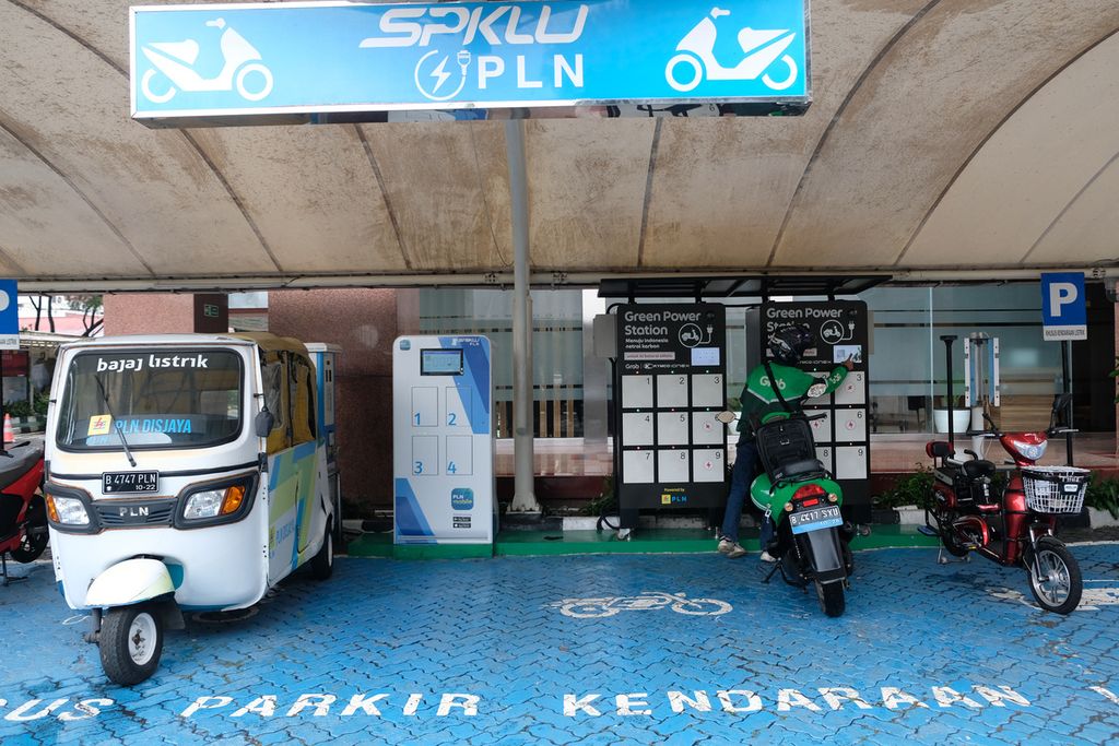 Pengendara sepeda motor listrik akan mengganti baterai kendaraannya di stasiun pengisian kendaraan listrik umum (SPKLU) di kantor PT Perusahaan Listrik Negara (Persero), Gambir, Jakarta Pusat, Selasa, (6/12/2022). 